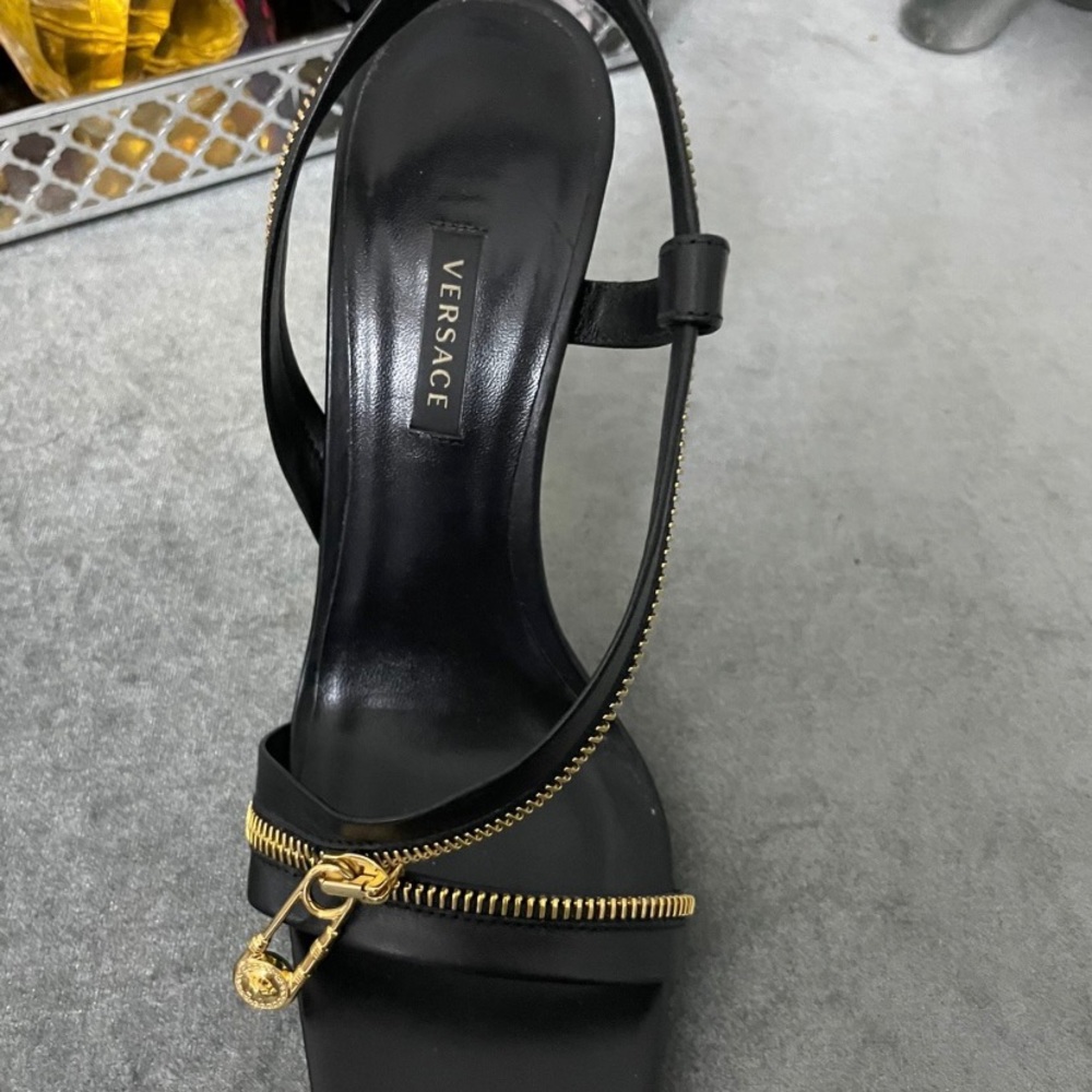 Versace - Picture 3 of 7